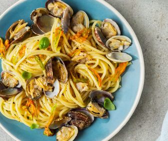 SPAGHETTI WITH CLAMS AND COURGETTE FLOWERS